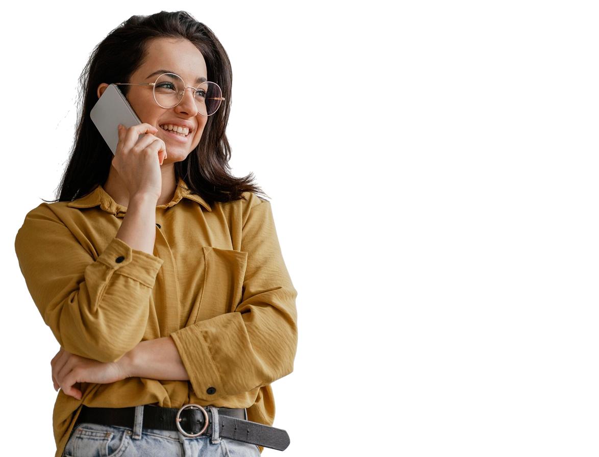 Profissional atendendo ao telefone com um sorriso